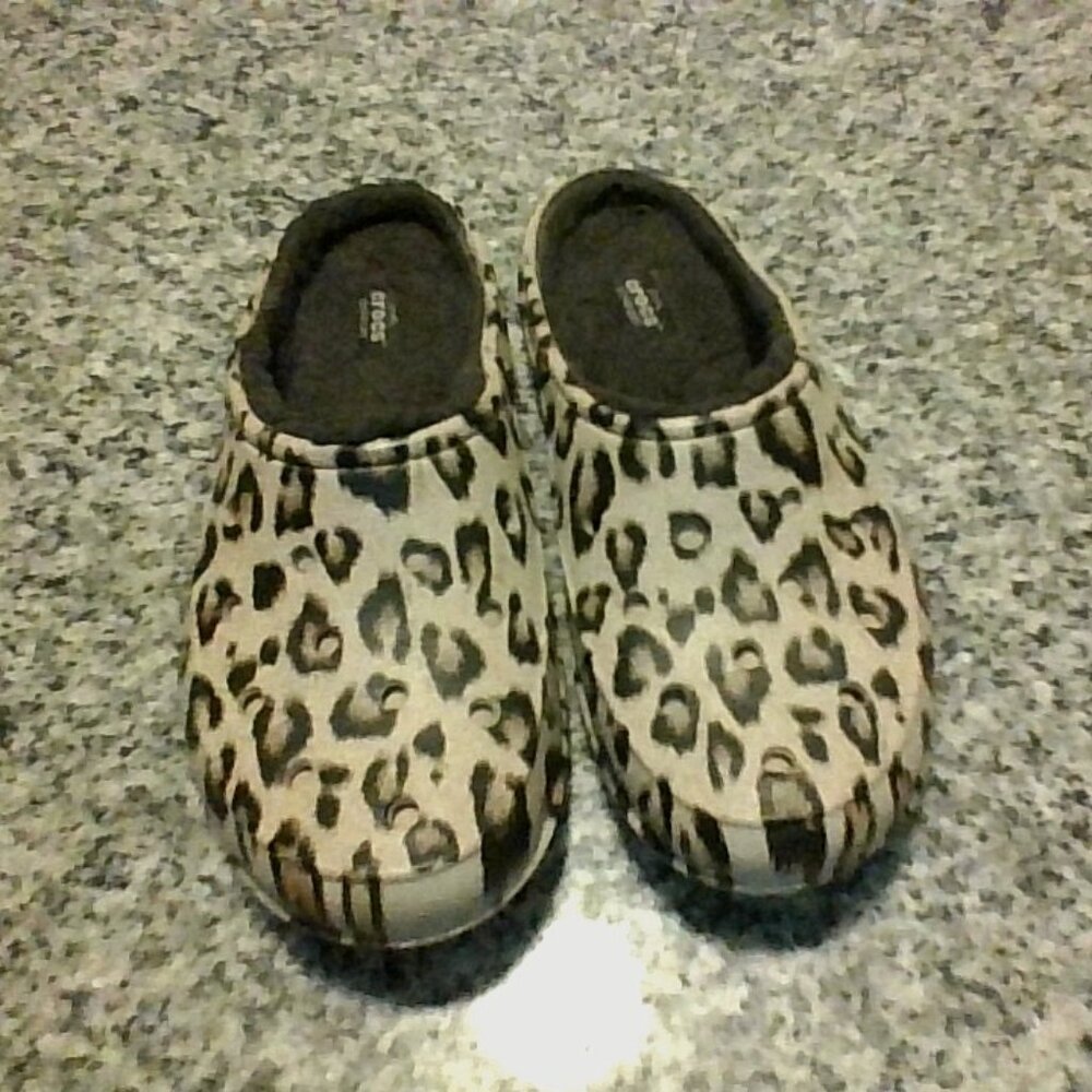 Lined Leopard Print Dual Crocs Comfort